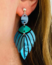 Indlæs billede til gallerivisning Phoenix Feathers | Vibrating Blue | sæt à 2 øreringe