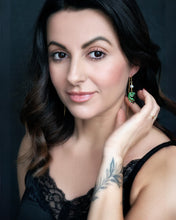 Indlæs billede til gallerivisning Shades med ørekæde og barokperleled - vibrerende grøn