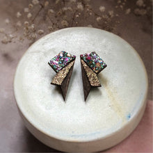 Indlæs billede til gallerivisning Lækre, bæredygtige øreringe fra Grube Graphics. Fremstillet i FSC-certificeret træ og miljøvenlige materialer.