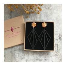 Indlæs billede til gallerivisning Bæredygtig mode. Ørestikker i miljøvenlige og bæredygtige materialer. Bionedbrydelig glimmer og birketræsfinér. Bæredygtige smykker.Ørestikker i forgyldt sterlingsølv. Glimmertop med lys kobberfarvet glimmer.