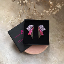 Indlæs billede til gallerivisning Elegangte øreringe fra Grube Graphics. Lilla og pink bæredygtigt og miljøvenligt glimmer og ørestikker i forgyldt sterlingsølv. Unikke øreringe til en bæredygtig livsstil.