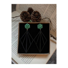 Indlæs billede til gallerivisning Elegant øreringe i bæredygtige materialer. Hængeøreringe med glimmertop i grønt glimmer. Ørestik i forgyldt sterlingsølv. Måler 8,5 cm.