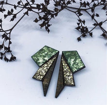 Indlæs billede til gallerivisning Lækre ørestikker i vingeform med søgrønpå øverste led og guldglimmer på midterste. Fremstillet i fsc-certificeret birketræ og dekoreret med bæredygtige og bionedbrydelige materialer. Ørestikker i forgyldt sterlingsølv.