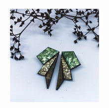 Indlæs billede til gallerivisning Ørestikker med glimmer. Bæredygtige i FSC-certificeret træ og bionedbrydelig glimmer.