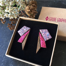Indlæs billede til gallerivisning Bæredygtige ørestikker. Glimmer, lasercuttede smykker og forgyldt sterlingsølv. Lilla og pink glimmer.