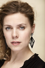 Indlæs billede til gallerivisning Bæredygtige øreringe. Forgyldt sterlingsølv. Lette og elegante bæredygtige smykker.