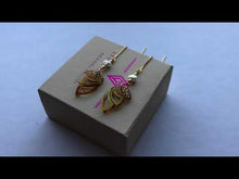 Indlæs og afspil video i gallerivisning Shades med ørekæde og barokperleled - changerende karamel