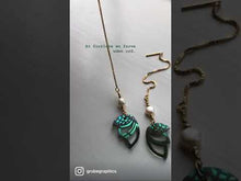 Indlæs og afspil video i gallerivisning Enkelt-Shades med ørekæde og barokperleled - changerende havgrøn