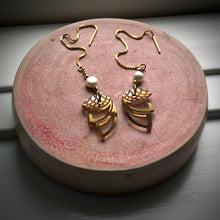 Indlæs billede til gallerivisning Ørekæde i forgyldt sterlingsølv. Vedhæng med facetterede guldperler og barokperler. Elegant vedhæng i vingeform skåret i spejlrefleks solbrilleglas. Bæredygtige øreringe fra Grube Graphics.