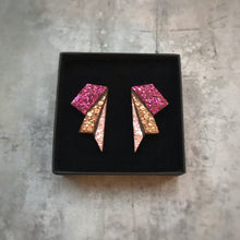Indlæs billede til gallerivisning Bæredygtige ørestikker fra Grube Graphics. Big Wings Tripple glitter. Øreringe lavet i bæredygtige materialer og forgyldt sterlingsølv. Nikkelfri.