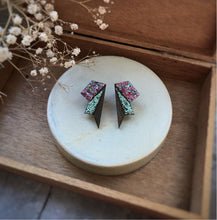 Indlæs billede til gallerivisning Bæredygtige ørestikker i midellen Big Wings Unicorn fra Grube Graphics. Miljøvenlige smykker fremstillet i bæredygtige materialer. ørestikker i forgyldt sterlingssølv.