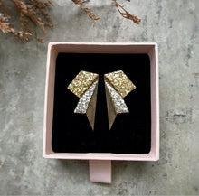 Indlæs billede til gallerivisning Lette og grafiske ørestikker i bæredygtige materialer. Er du til bæredygtig mode og smykker, er disse ørestikker med guld på øverste del og sølv på midterste del et perfekt match.