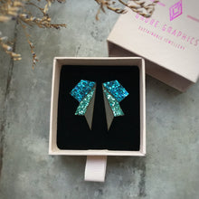 Indlæs billede til gallerivisning Turkis øreringe i to nuancer. Havblå glimmer på øverste del og lys turkis på midten. Flotte bæredygtige ørestikker fra Grube Graphics.