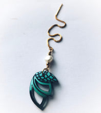 Indlæs billede til gallerivisning Enkelt-Shades med ørekæde og barokperleled - changerende havgrøn