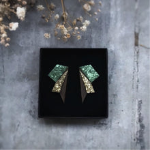 Indlæs billede til gallerivisning Feminine og bæredygtig træ ørestikker fra Grube Graphics. Grønne farver i glimmeret på øverste del og guldglimmer på midterste del. Øreringe i træ og med ørestikker i sølv, der er forgyldt. Smykker til hverdag og fest.