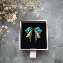 Indlæs billede til gallerivisning Glimmerørestikker med turkis glimmer på øverste del og guld på midterste del. Bæredygtige smykker, som er håndlavede af Grube Graphics.