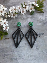 Indlæs billede til gallerivisning Statementøreringe med top i grøn glimmer. Fremstillet i bæredygtige og miljøvenlige materialer. et bæredygtigt smykke fra Grube Graphics.