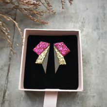 Indlæs billede til gallerivisning Glimmerøreringe. Lette og bæredygtige smykker fra Grube Graphics. Ørestikker i ecosilver. Hindbærpink på toppen og guld på midten.