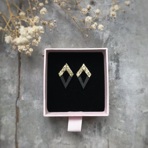 Simply Darlings er bæredygtige øreringe hpndæavet af Grube graphics. med deres grafiske form og guld foroven er de en elegant accesorie.